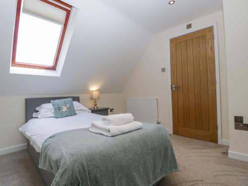 a bedroom with a bed with towels on it at Bell Garden in Stow on the Wold