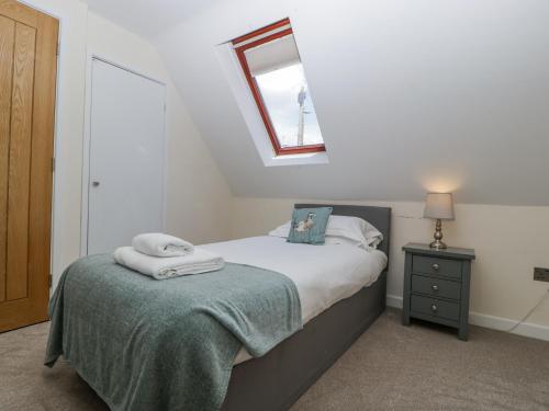 a bedroom with a bed with towels on it at Bell Garden in Stow on the Wold