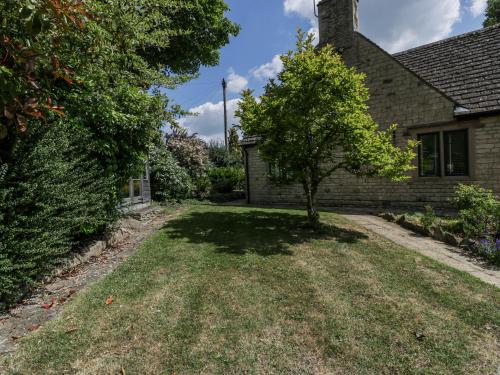 a tree in the yard of a house at Bell Garden in Stow on the Wold