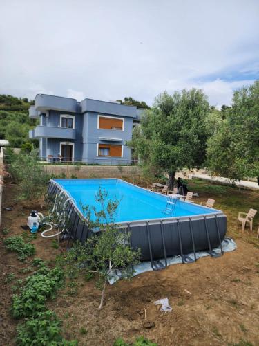 una gran piscina frente a una casa en Vila Cano, en Sarandë