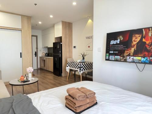 Ένα ή περισσότερα κρεβάτια σε δωμάτιο στο SKYLAKE RETREAT APARTMENT - Free Outside Pool & Private Fitness, Imperia 2 Vinhomes Smart Hanoi - Mochie Homestay