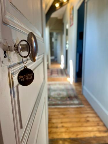 a doorhandle to a hallway with a house key at Les chambres du Chateau de Farge-Allichamps in Farges-Allichamps