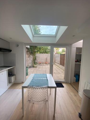 une salle à manger avec une table et une fenêtre dans l'établissement Charmant studio centrale, à Rennes