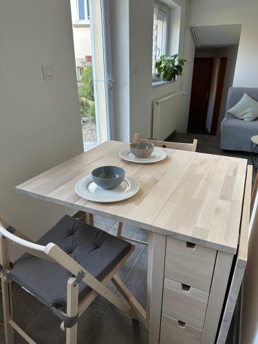 une table en bois avec deux bols au-dessus dans l'établissement Hébergement Ostwald, à Ostwald