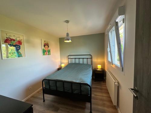 une chambre avec un lit et deux lampes et une fenêtre dans l'établissement Hébergement Ostwald, à Ostwald