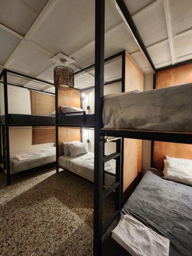 a bedroom with three bunk beds in a room at Mochila Urban1 in San Salvador