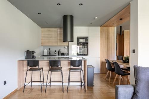 Athena Blue Lux Apartments 2BR 2BA with City Skyline View, near Kolonaki