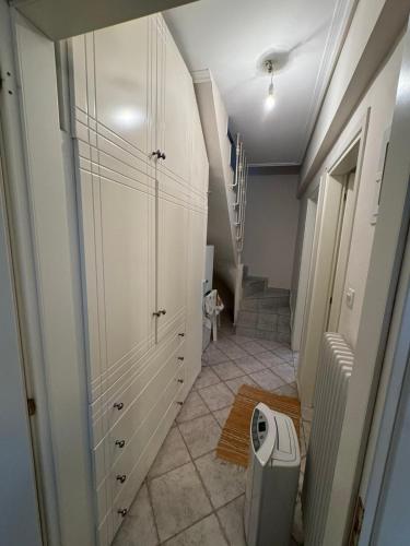 アギオカンポスにあるSeaside Houseの階段のある廊下にあるトイレ付きのバスルーム