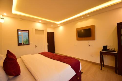 Μια τηλεόραση ή/και κέντρο ψυχαγωγίας στο Hotel Snow World, Manali - Luxury Classic Room Near Wild Life Sanctuary With Rohtang View