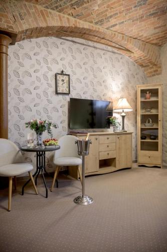 TV a/nebo společenská místnost v ubytování Żabi Dwór - HOTEL - RESTAURACJA - SPA