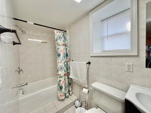 Koupelna v ubytování FREE Parking Cozy 2 Bedroom unit near NYC