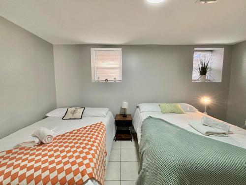 Postel nebo postele na pokoji v ubytování FREE Parking Cozy 2 Bedroom unit near NYC