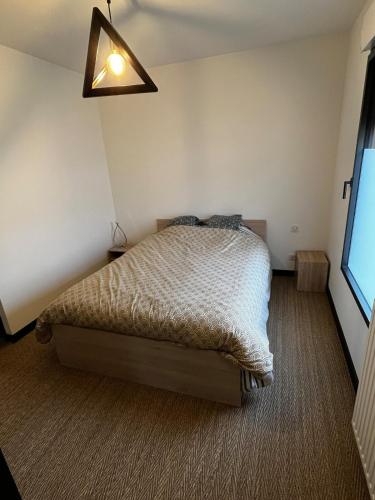 une chambre avec un lit dans une pièce dans l'établissement Maison idéale pour le circuit des 24h, à Changé