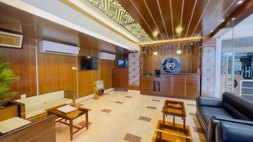 TV a/nebo společenská místnost v ubytování Royal Living Hotel & Suites