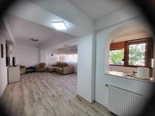 Gloria في مامايا نورد نافورداي: غرفة معيشة كبيرة مع أريكة ونافذة