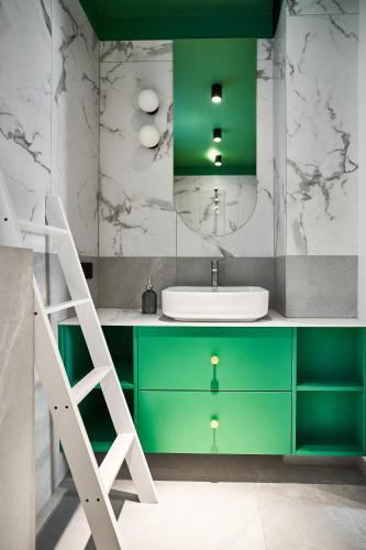a bathroom with green cabinets and a sink at Zdrojowe Zacisze in Iwonicz-Zdrój