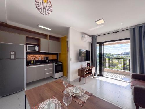 a kitchen and living room with a view of a balcony at Condomínio Residencial Unique Residence - São José do Rio Preto in Sao Jose do Rio Preto