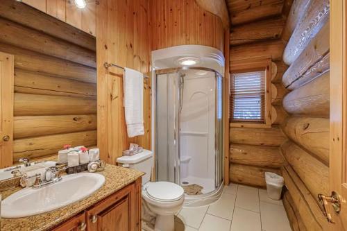 Ένα μπάνιο στο Serene Private Escape, Pool, Hot Tub, Sauna, Views