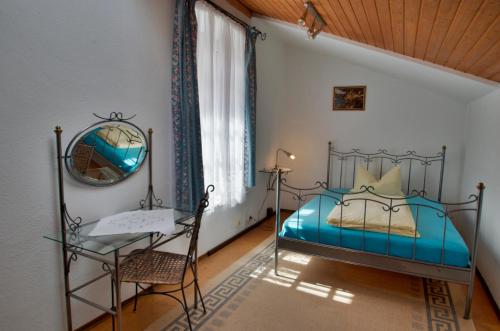 Un dormitorio con una cama, una silla y un espejo. en Altstadt Appartements, en Augsburg