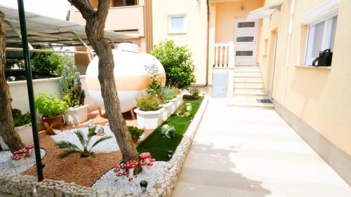 a courtyard with plants and trees in a building at Apartment Zdravko in Štinjan