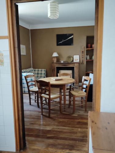 une salle à manger avec une table et des chaises dans l'établissement Poterie d'Art, à Embrun