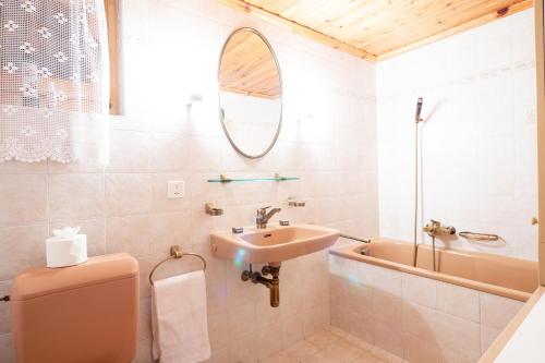 Bilik mandi di La Ruinette-charming 3-bed Chalet, Stunning View