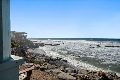ein Blick auf das Meer von einem Haus in der Unterkunft Oceanfront Cottage in Cambria