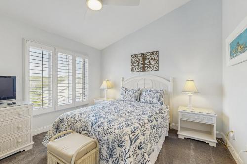 Ένα ή περισσότερα κρεβάτια σε δωμάτιο στο Beautiful Amelia Island townhome with pool & tennis, central AC