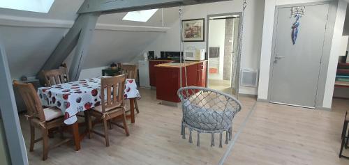 une salle à manger avec une table et des chaises dans l'établissement Cramiland - Appart complet chez nous, à Montbéliard