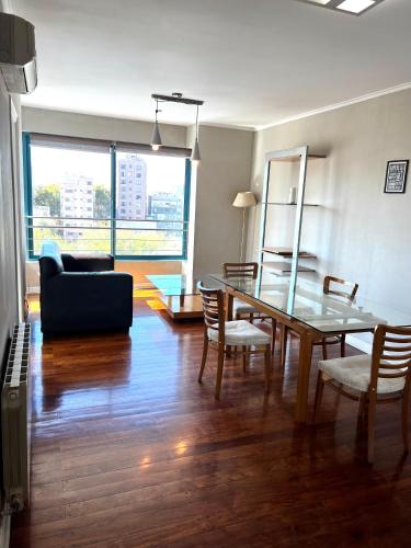 a living room with a table and chairs and a couch at Precioso departamento en la mejor ubicación de Ciudad Mendoza, con piscina in Mendoza
