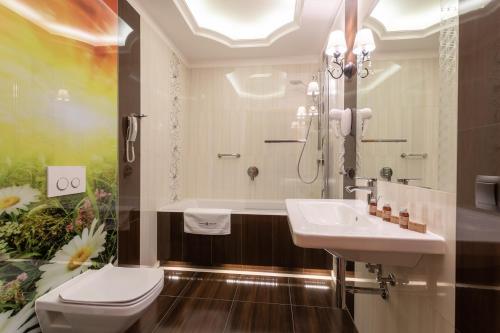 a bathroom with a sink and a toilet at Dworek Góralski in Łodygowice