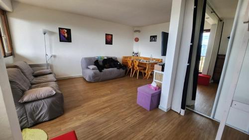 un salon avec un canapé et une table dans l'établissement Valberg Centre - Plaza - appartement vue montagne, à Valberg