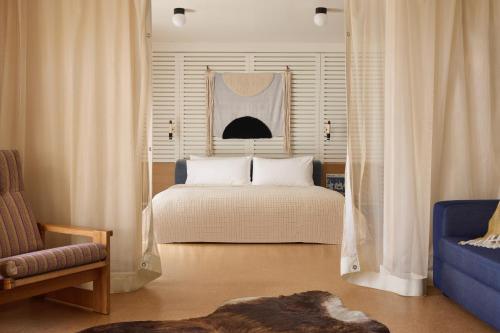Postel nebo postele na pokoji v ubytování Ace Hotel and Swim Club Palm Springs