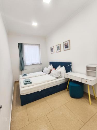 a small room with a bed and a desk at Ruyi holiday -Családi ház in Sopron