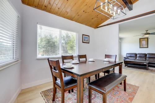 Χώρος καθιστικού στο 4 Mi to Folsom Lake Modern Home with Patio!