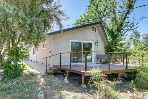 Κήπος έξω από το 4 Mi to Folsom Lake Modern Home with Patio!