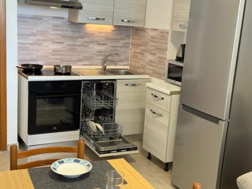 een keuken met een open vaatwasser in de oven bij FAMILY HOUSE Letojanni Taormina in Letojanni