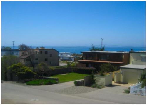 a view of a house with the ocean in the background at Casa De La Mar in Cambria