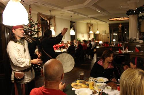 a man standing in front of a crowd of people at Hotel BB Bahnhof Bertsdorf in Olbersdorf