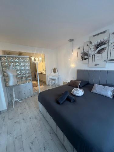 une chambre avec un grand lit dans une pièce dans l'établissement Luxury Suite View Eiffel Tower Paris 16th Trocadero, à Paris