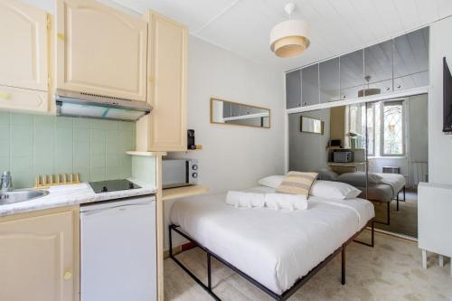 - une cuisine avec 2 lits dans une chambre dans l'établissement Paris Marais Ste Catherine, à Paris