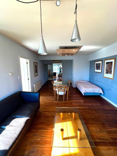 a living room with a couch and a table at Precioso departamento en la mejor ubicación de Ciudad Mendoza, con piscina in Mendoza