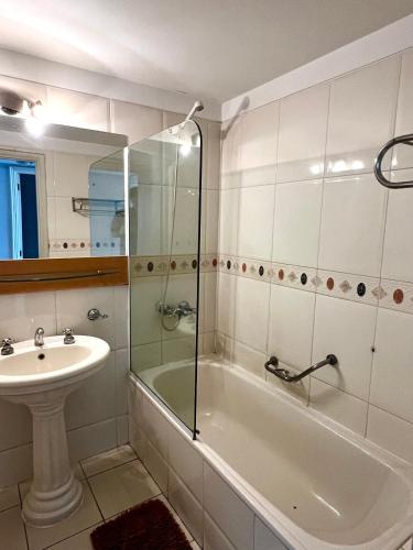 a bathroom with a tub and a sink and a shower at Precioso departamento en la mejor ubicación de Ciudad Mendoza, con piscina in Mendoza