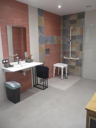 une salle de bain avec un lavabo et une douche dans l'établissement Maisonnette indépendante pour 4 personnes - PMR, à Isturits