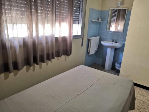 Ένα μπάνιο στο Hostal Torre Mar