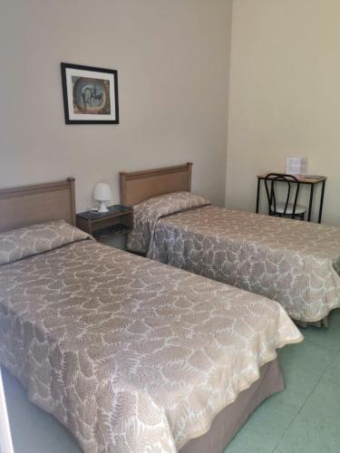 Ένα ή περισσότερα κρεβάτια σε δωμάτιο στο Hostal Torre Mar