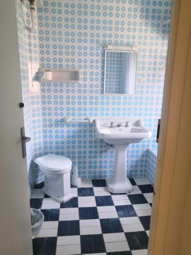 Ένα μπάνιο στο Hostal Torre Mar