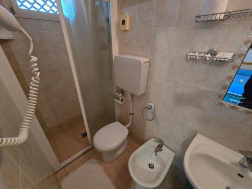 Un baño de Hotel Rosa