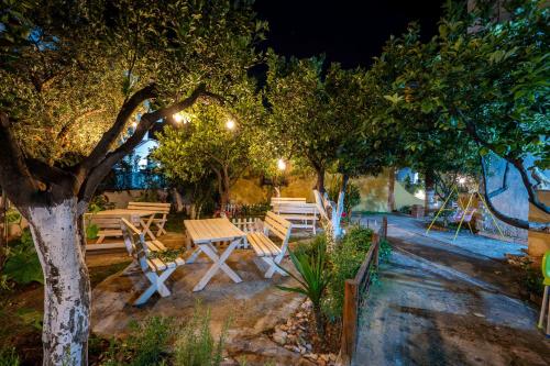 Κήπος έξω από το Flower Garden Villa