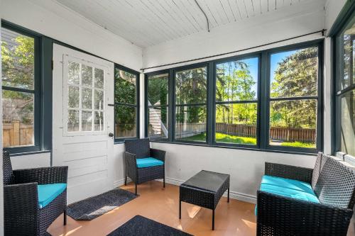 Χώρος καθιστικού στο Sylvan Lake Nook Family-Friendly and Close to Beach